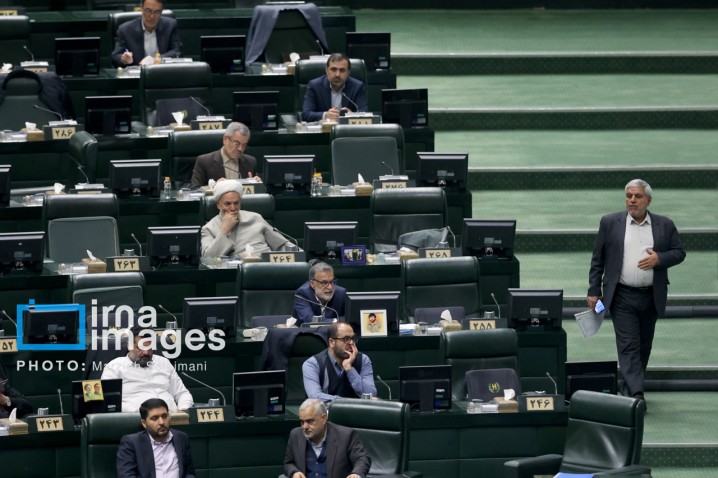 آغاز جلسه علنی مجلس/ قالیباف فرا رسیدن چهلم جانباختگان اخیر را گرامی داشت