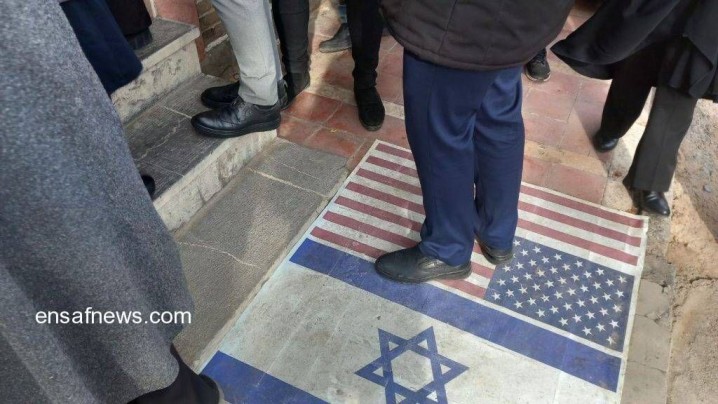 طرح پرچم آمریکا از کف حیاط دولت، جمعآوری شد