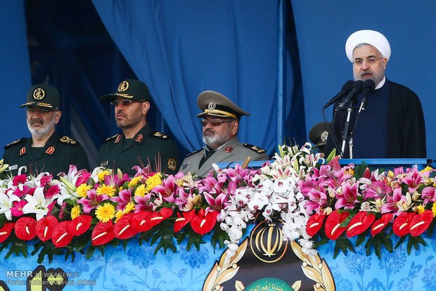 کسی که می گوید ما قدرت سخت نیاز نداریم، ساده لوح است