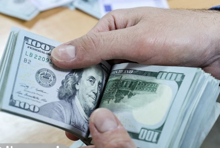 واکنش فرزین به دلار ۱۱۷,۰۰۰ تومانی/ بانک مرکزی ترمز بازار را میکشد؟