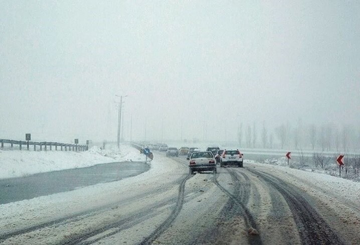 بارش برف و باران در جادههای ۸ استان کشور