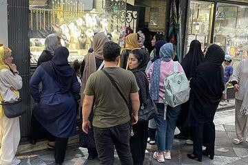 صفهای طویل برای خرید طلا؛ شبکههای اجتماعی مردم را راهی بازار طلا کردند/ ماجرای ۱۳ صفر چه بود؟