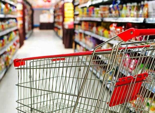 کالاهای اساسی در بازار به وفور یافت می شود