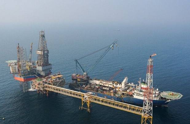 آغاز توسعه میدان مشترک فرزاد ب با نصب سازه عظیم دریایی