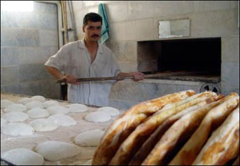 كاهش نرخ گندم آرد آزادتحویلی به نانوایی ها/هرگونه افزایش قیمت نان غیرقانونی است