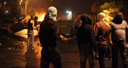 درگیری میان جوانان فلسطینی و نظامیان صهیونیستی در قدس/ جوانان فلسطینی درتلاش برای ورود به مسجدالاقصی بودند
