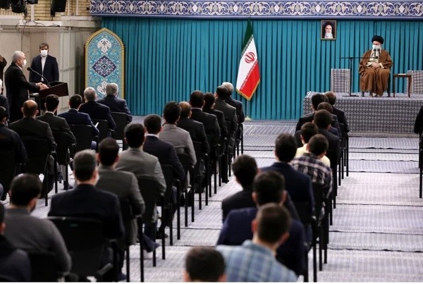 کشور ما از لحاظ استعداد ذهنی از متوسط جهان بالاتر است/ بعضی عناصر در دانشگاهها جوان نخبه را تشویق به ترک کشور میکنند