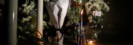 گروهي از شهروندان تهراني در مقابل سفارت فرانسه شمع روشن کردند