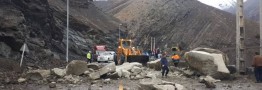 احتمال ریزش سنگ در جاده کرج - چالوس /  مسافران در حاشیه جاده توقف نکنند